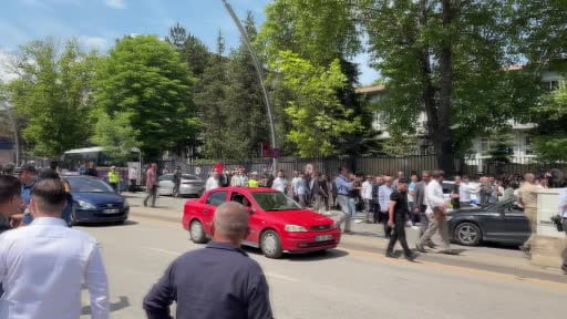 TBMM önünde Kılıçdaroğlu ve Özel destekçileri arasında gerginlik