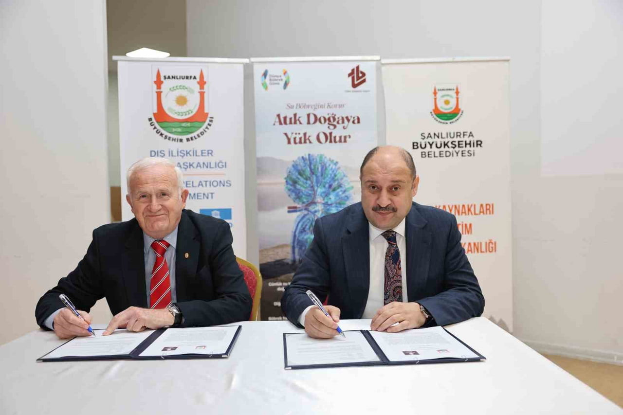 TBV BAŞKANI TİMUR ERK (SOLDA), VE BAŞKAN GÜLPINAR (SAĞDA) PROTOKOLE İMZA ATTI