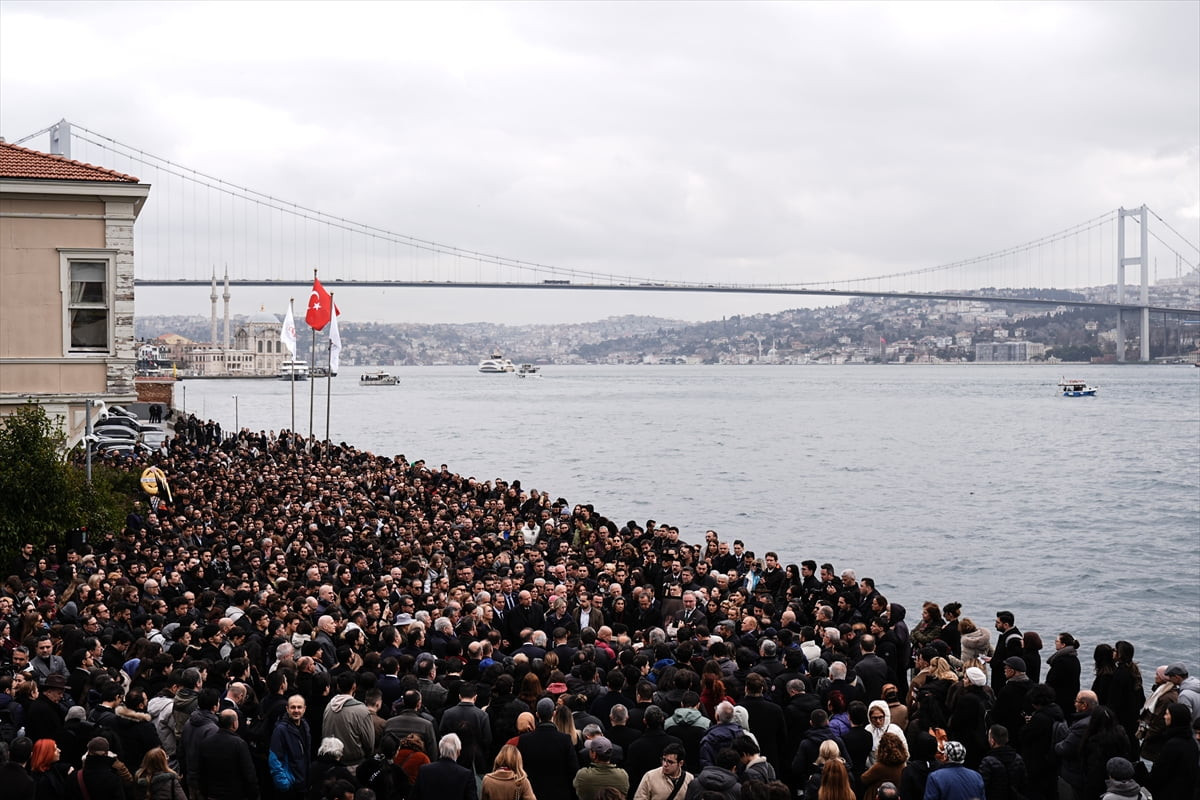 Tedavi gördüğü hastanede 78 yaşında yaşamını yitiren tarihçi, akademisyen ve yazar Prof. Dr. İlber...
