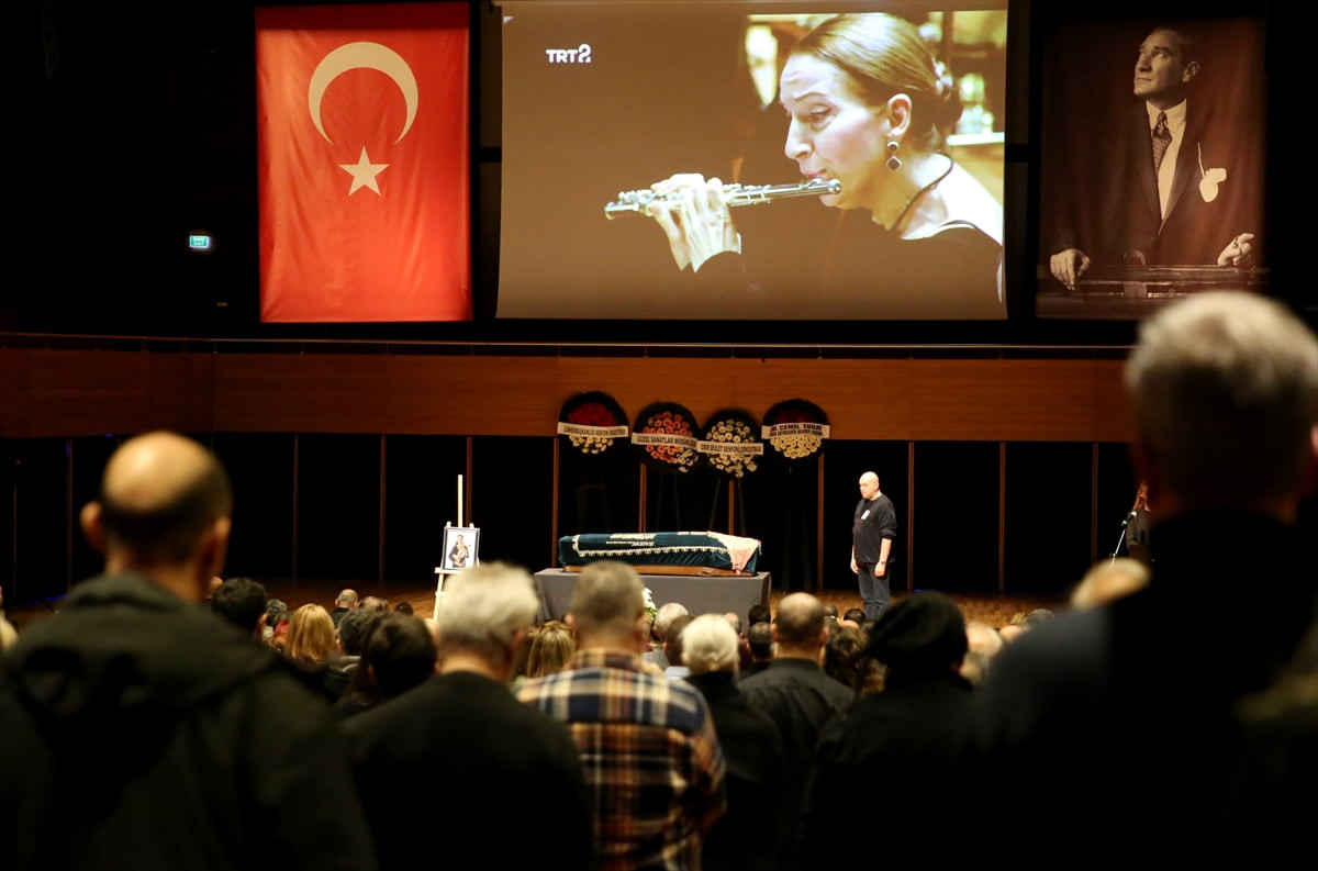 Tedavi gördüğü hastanede yaşamını yitiren İzmir Devlet Senfoni Orkestrası başkemancısı Deniz...