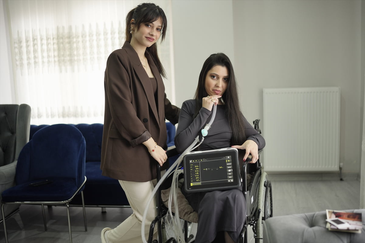 Tedavisi bulunmayan genetik kas hastalığıyla yaşamını sürdüren 23 yaşındaki Bahar Kutun tekerlekli...