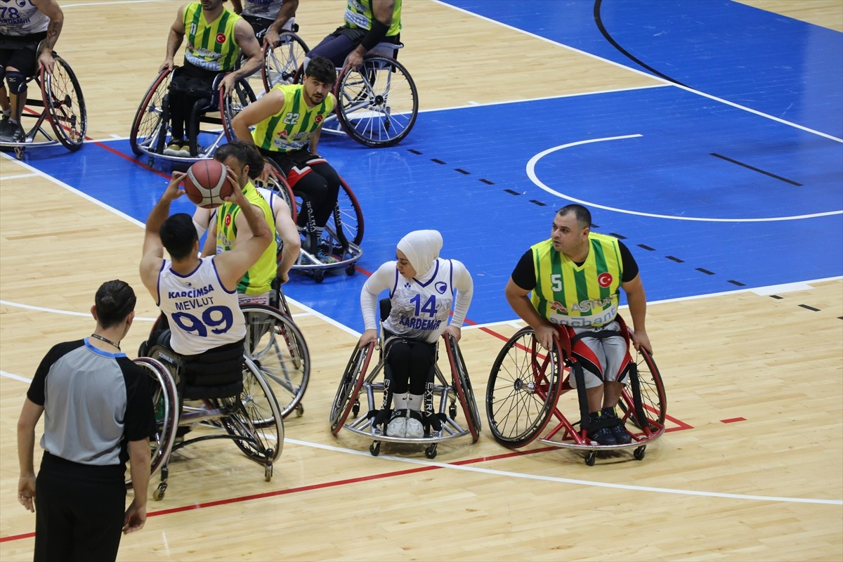 Tekerlekli Sandalye Basketbol Süper Ligi'nin 4. haftasında Karabük Demir Kartalspor, konuk ettiği...