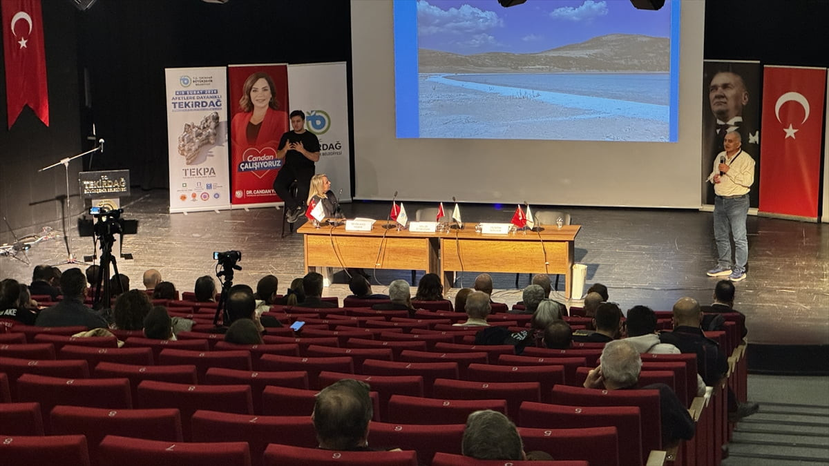 Tekirdağ Büyükşehir Belediyesi tarafından Yılmaz İçöz Sahnesi'nde "Afetlere Dayanıklı Tekirdağ...