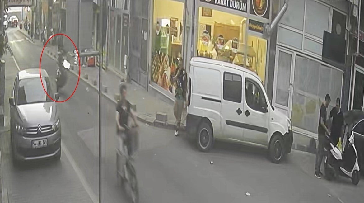 TEKİRDAĞ ÇORLU'DA ÖN TEKER KALDIRAN BİR MOTOSİKLETLİ, SANİYELER İÇİNDE DENGESİNİ KAYBEDEREK PARK...