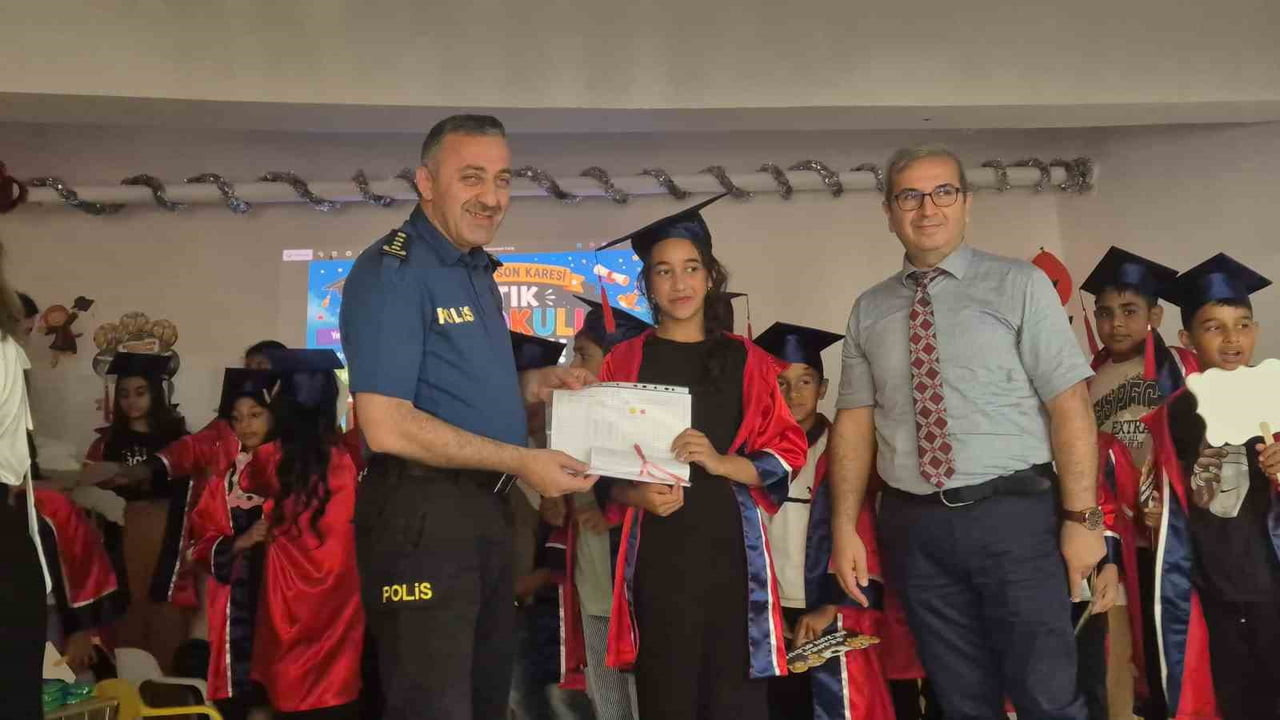 TEKİRDAĞ İL EMNİYET MÜDÜRÜ AHMET METİN TURANLI ÖĞRENCİLERLE BİR ARAYA GELEREK KARNELERİNİ...