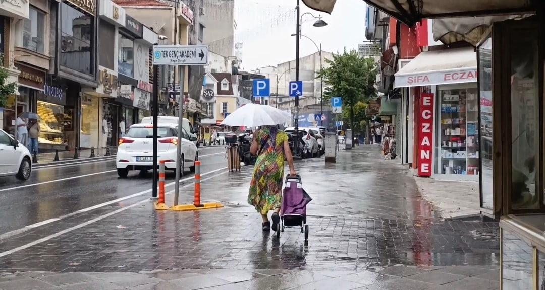TEKİRDAĞ MERKEZ SÜLEYMANPAŞA İLÇESİNDE SABAH SAATLERİNDEN İTİBAREN YAĞMUR YAĞIŞI ETKİSİNİ...