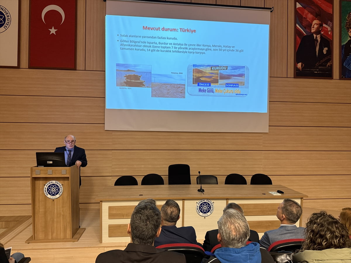 Tekirdağ Namık Kemal Üniversitesi (NKÜ) Fen Edebiyat Fakültesi Konferans Salonu'nda "Su...