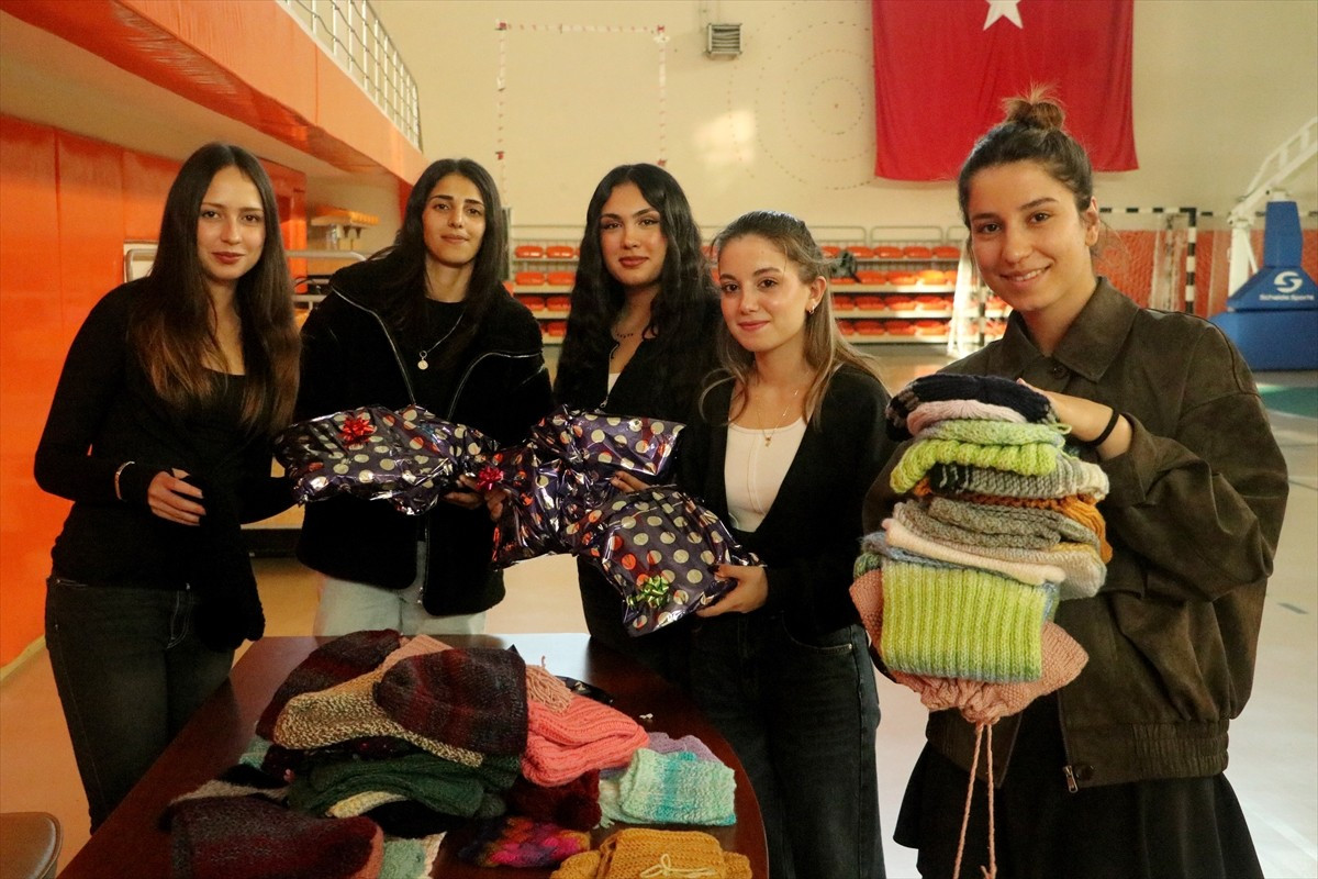 Tekirdağ Namık Kemal Üniversitesi (NKÜ) Spor Bilimleri Fakültesi öğrencileri, Minik Eller Sıcak...