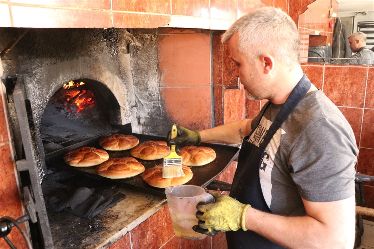 Tekirdağ ramazan çöreği, iftar sofraları için kent genelindeki fırınlarda yeniden üretilmeye...