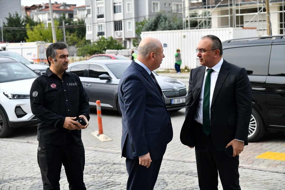 Tekirdağ Valisi Recep Soytürk (sağda), Marmara Denizi'nde Marmaraereğlisi ilçesi açıklarında...