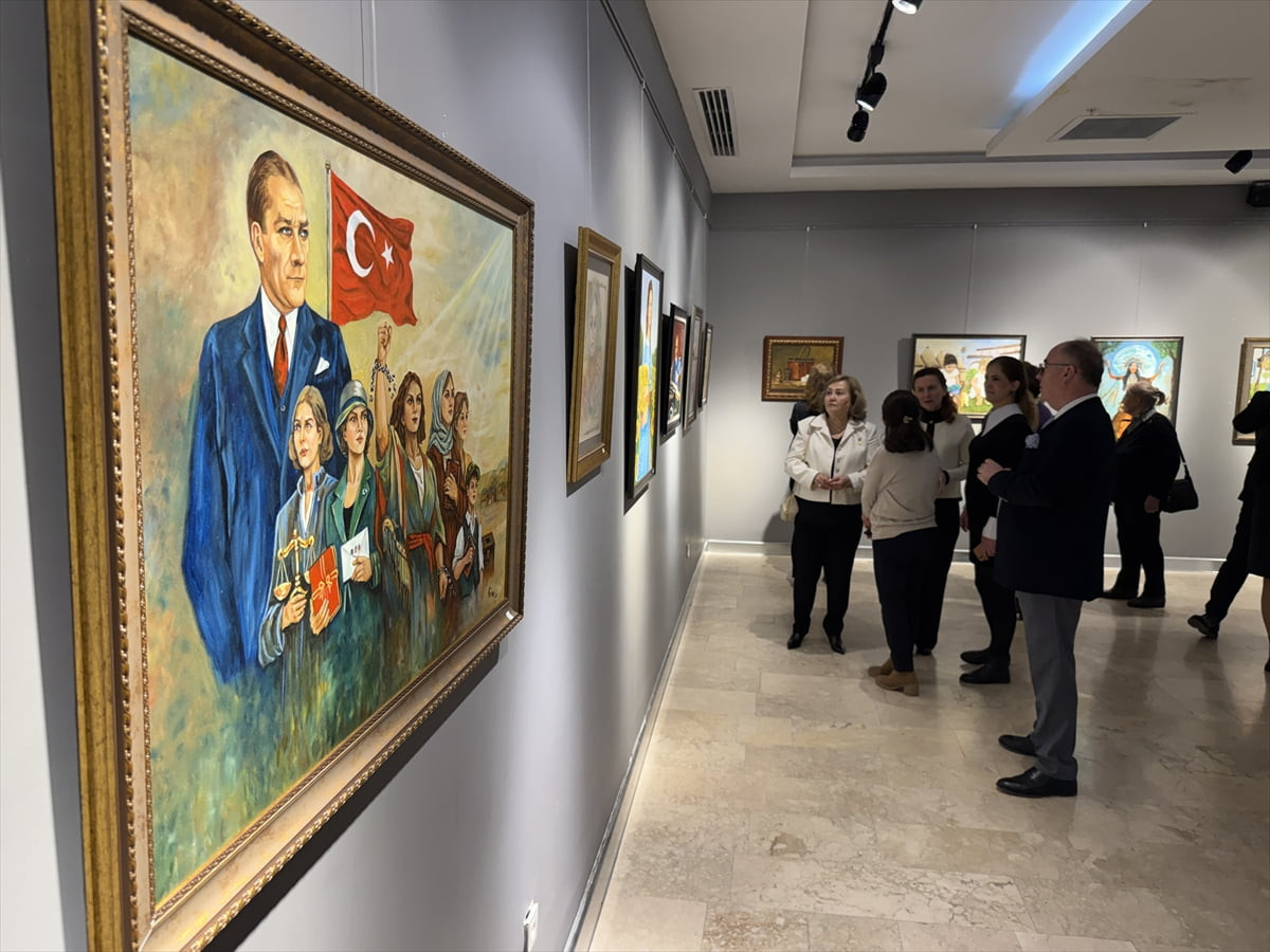 Tekirdağ'da 74 yaşındaki ressam Perihan Kademlioğlu'nun "Kadın: Yeryüzünün Nabzı" isimli resim...