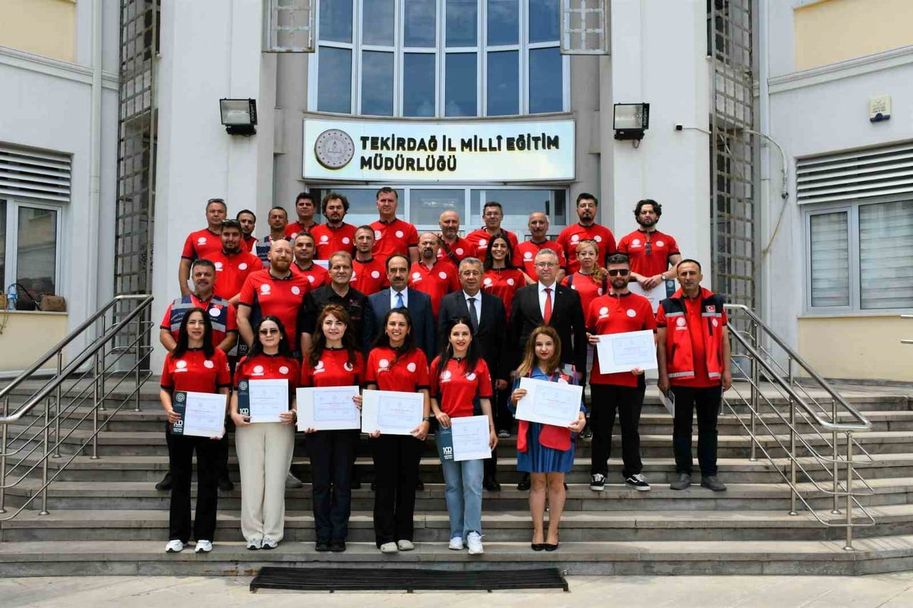 TEKİRDAĞ'DA AFET VE ACİL DURUMLARA HAZIRLIK EĞİTİMLERİNİ BAŞARIYLA TAMAMLAYAN MEB ARAMA KURTARMA...