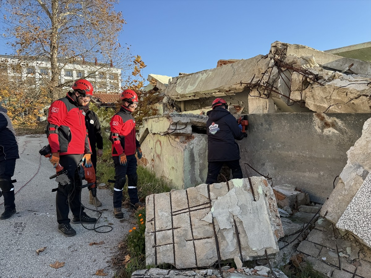 Tekirdağ'da arama ve kurtarma tatbikatı gerçekleştirildi. Süleymanpaşa Belediyesi çalışanlarından...