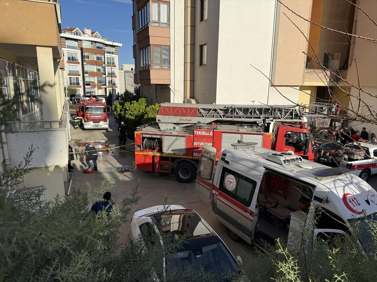 Tekirdağ'da bir kadın yangın çıkan evde bıçaklanmış halde ölü bulundu. Olay yerine itfaiye, polis...