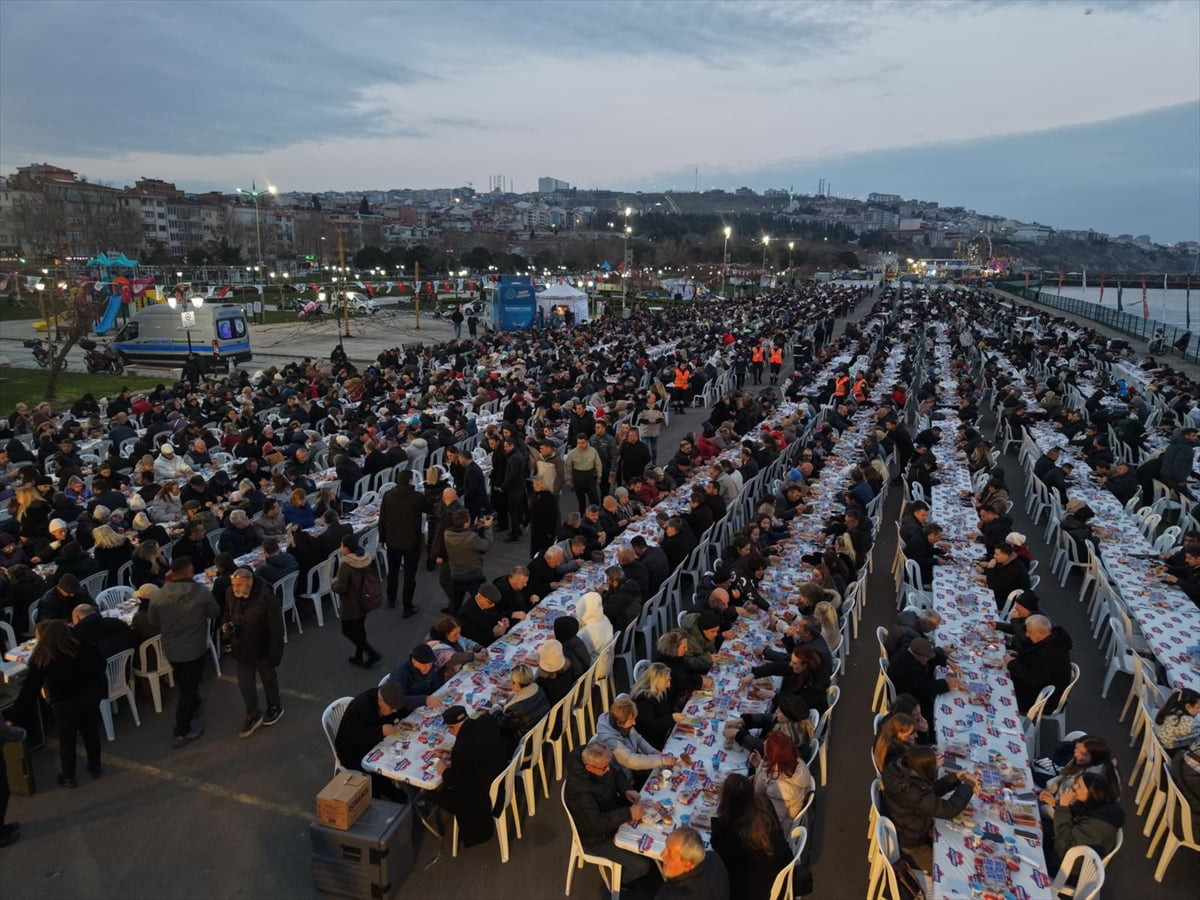 Tekirdağ'da düzenlenen iftarda yaklaşık 8 bin kişi bir arada orucunu açtı.