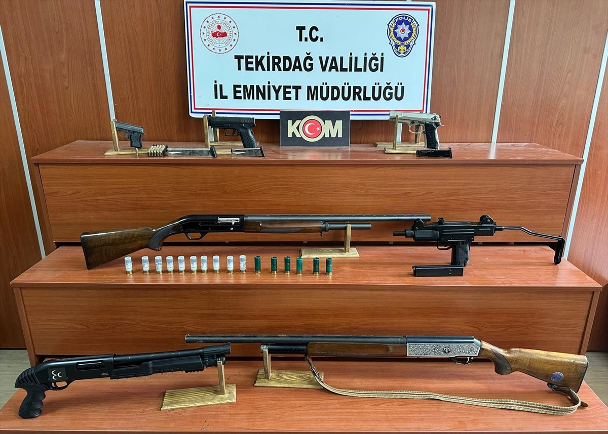 Tekirdağ'da düzenlenen kaçakçılık operasyonunda 20 şüpheli gözaltına alındı. Yapılan aramalarda...