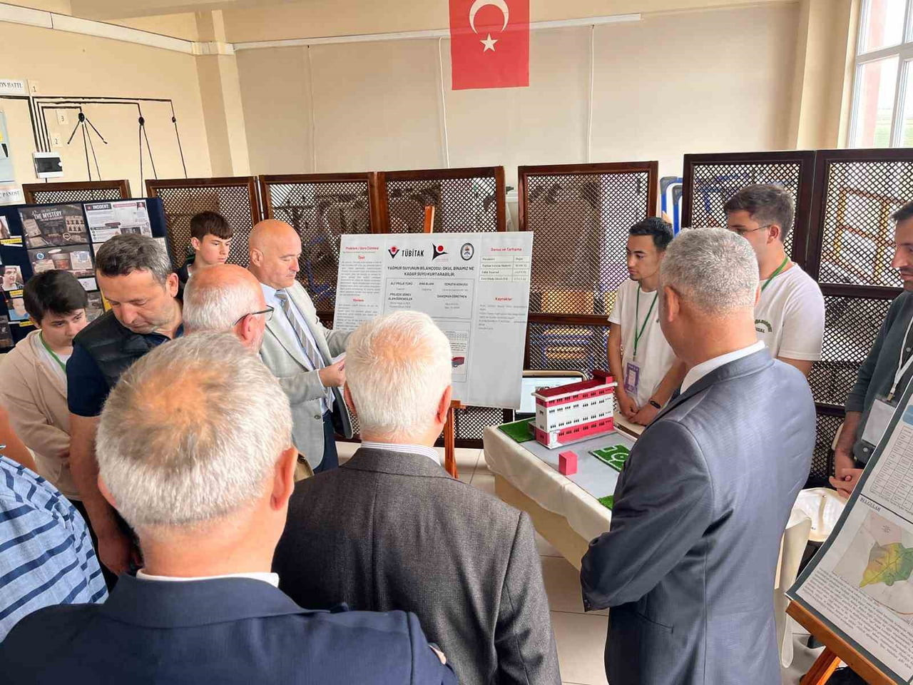 TEKİRDAĞ'DA DÜZENLENEN TÜBİTAK 4006 BİLİM FUARI'NDA ÖĞRENCİLER, HAZIRLADIKLARI PROJELERLE BİLİM VE...