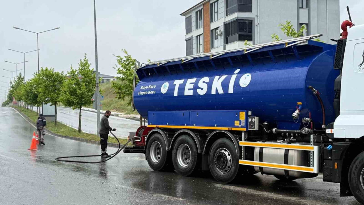TEKİRDAĞ'DA ETKİLİ OLAN YOĞUN YAĞIŞ NEDENİYLE TEKİRDAĞ BÜYÜKŞEHİR BELEDİYESİ İLE TESKİ EKİPLERİ...