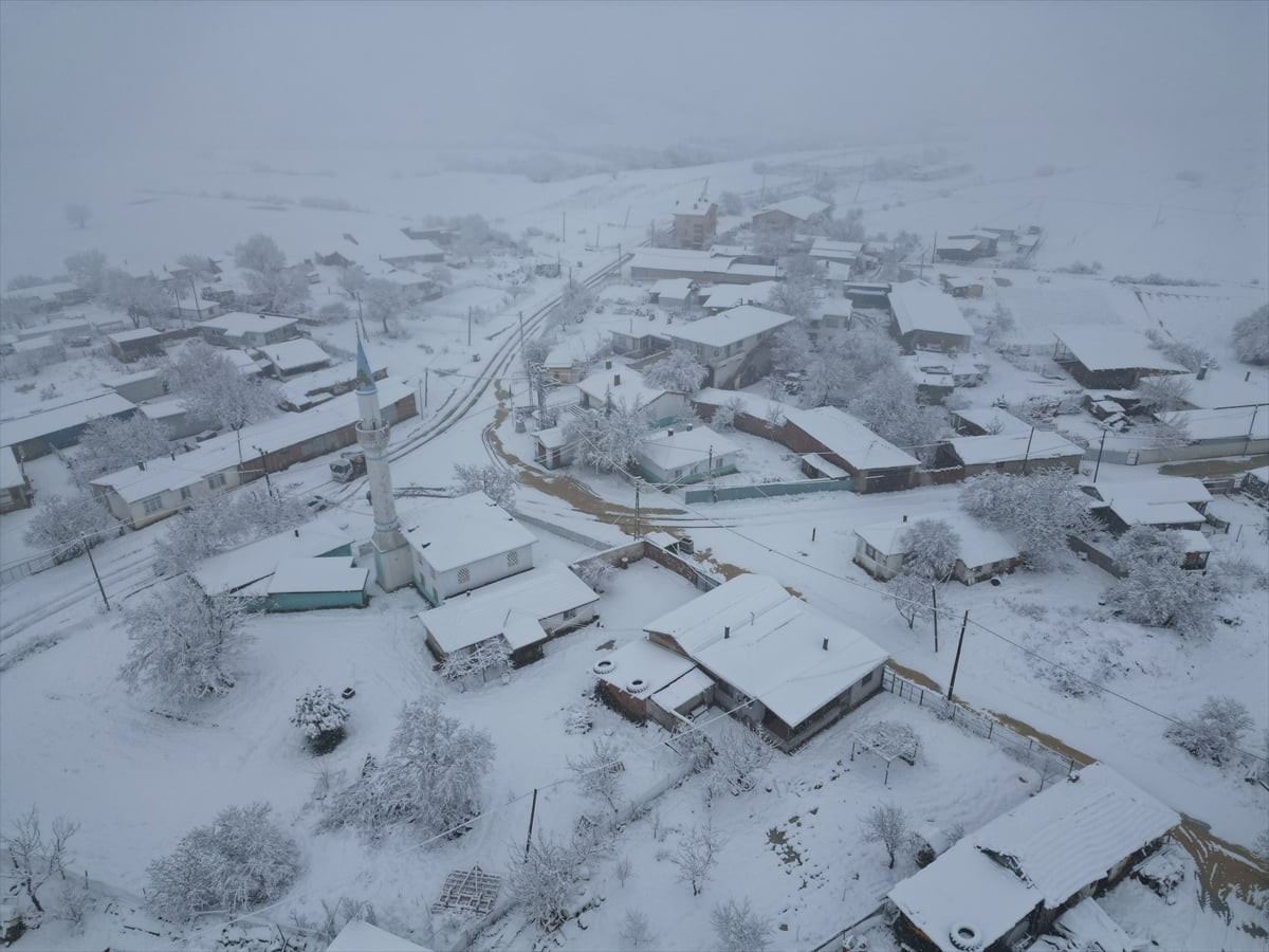 Tekirdağ'da gece saatlerinde hafif şekilde başlayan kar yağışı, sabah saatlerinden itibaren...