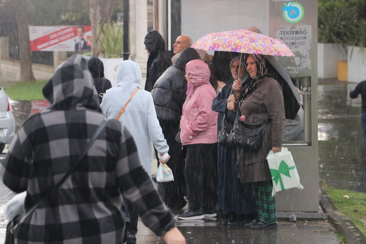 Tekirdağ'da gök gürültülü sağanak hayatı olumsuz etkiledi. Vatandaşlar yağmurdan şemsiyeler ile...
