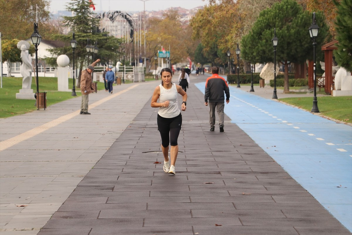 Tekirdağ'da görev yapan Ebru Toksöz, öğretmenlik kariyerini sürdürürken atletizm tutkusundan da...