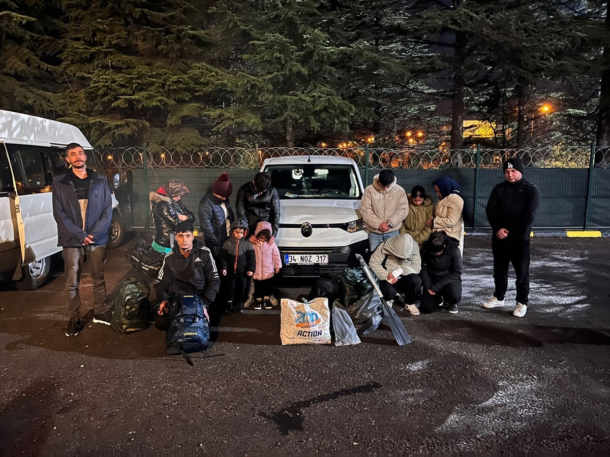 Tekirdağ'da jandarma ekiplerince yapılan uygulamada 20 düzensiz göçmen ve göçmen kaçakçılığı...
