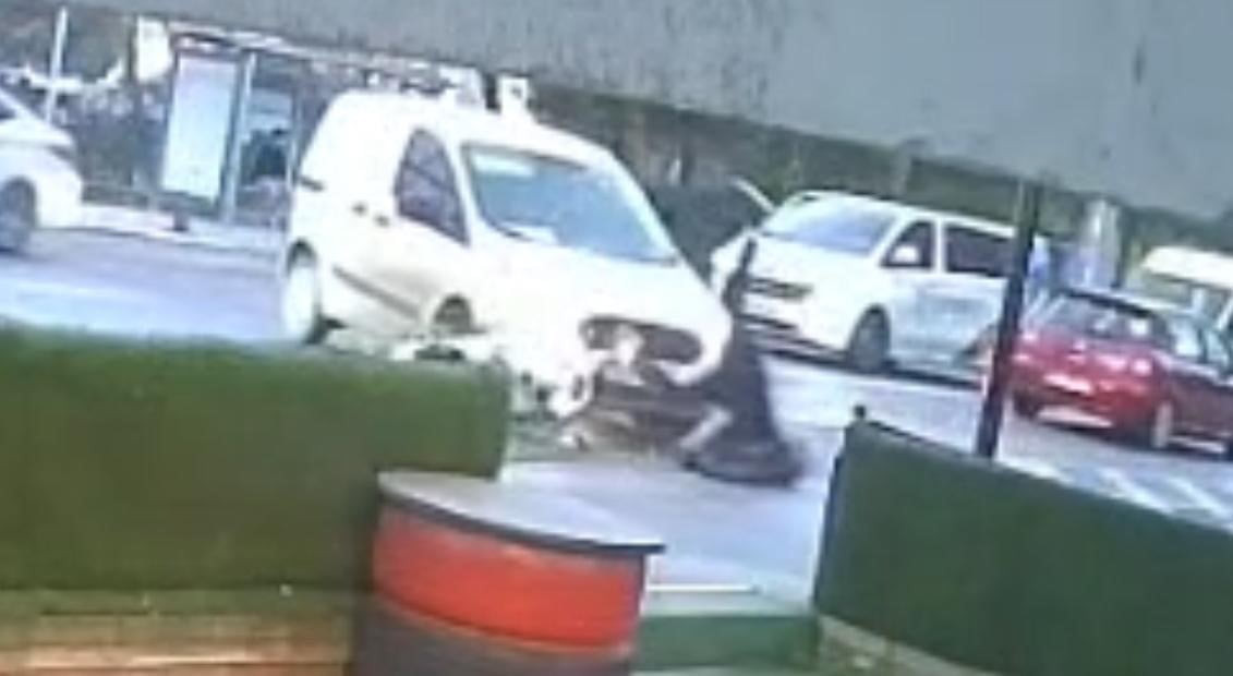 TEKİRDAĞ'DA KAZA ANI KAMERADA: MOTOSİKLETİN ÜZERİNDEN FIRLADI