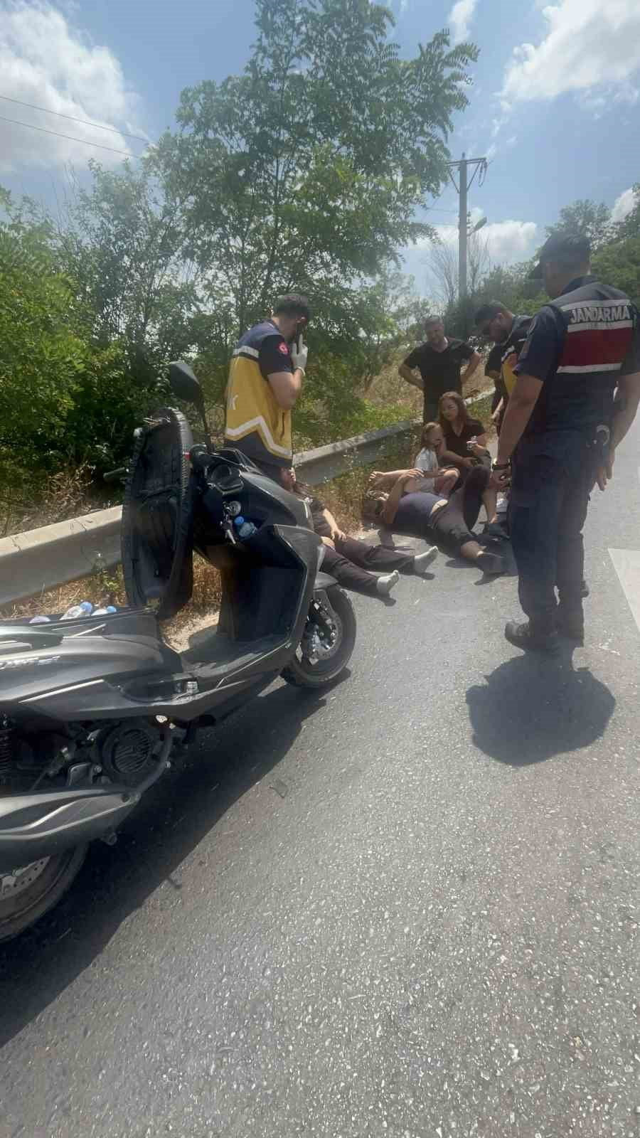 TEKİRDAĞ'DA KONTROLDEN ÇIKARAK DEVRİLEN MOTOSİKLETTEKİ 1'İ ÇOCUK 3 KİŞİ YARALANDI.