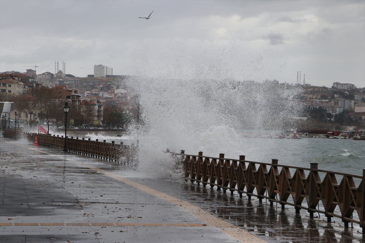 Tekirdağ'da kuvvetli lodos etkili oluyor.