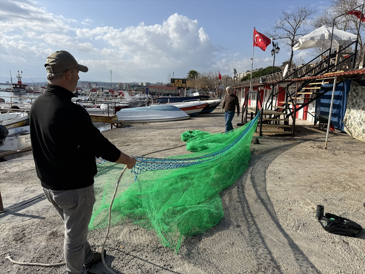 Tekirdağ'da lodos nedeniyle Marmara Denizi'ne açılamayan balıkçılar, sardalya ve istavrit umuduyla...
