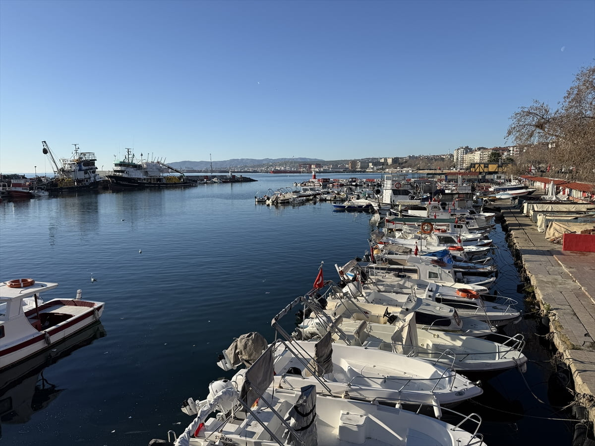 Tekirdağ'da lodosun etkisini yitirmesiyle deniz ulaşımı normale döndü. Olumsuz hava koşulları...