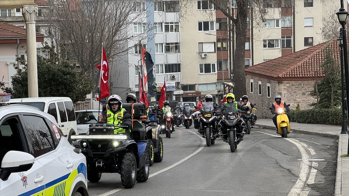 Tekirdağ'da motosikletli bir grup, "Bayrağa Saygı Sürüşü" gerçekleştirdi. Şehir merkezindeki yat...