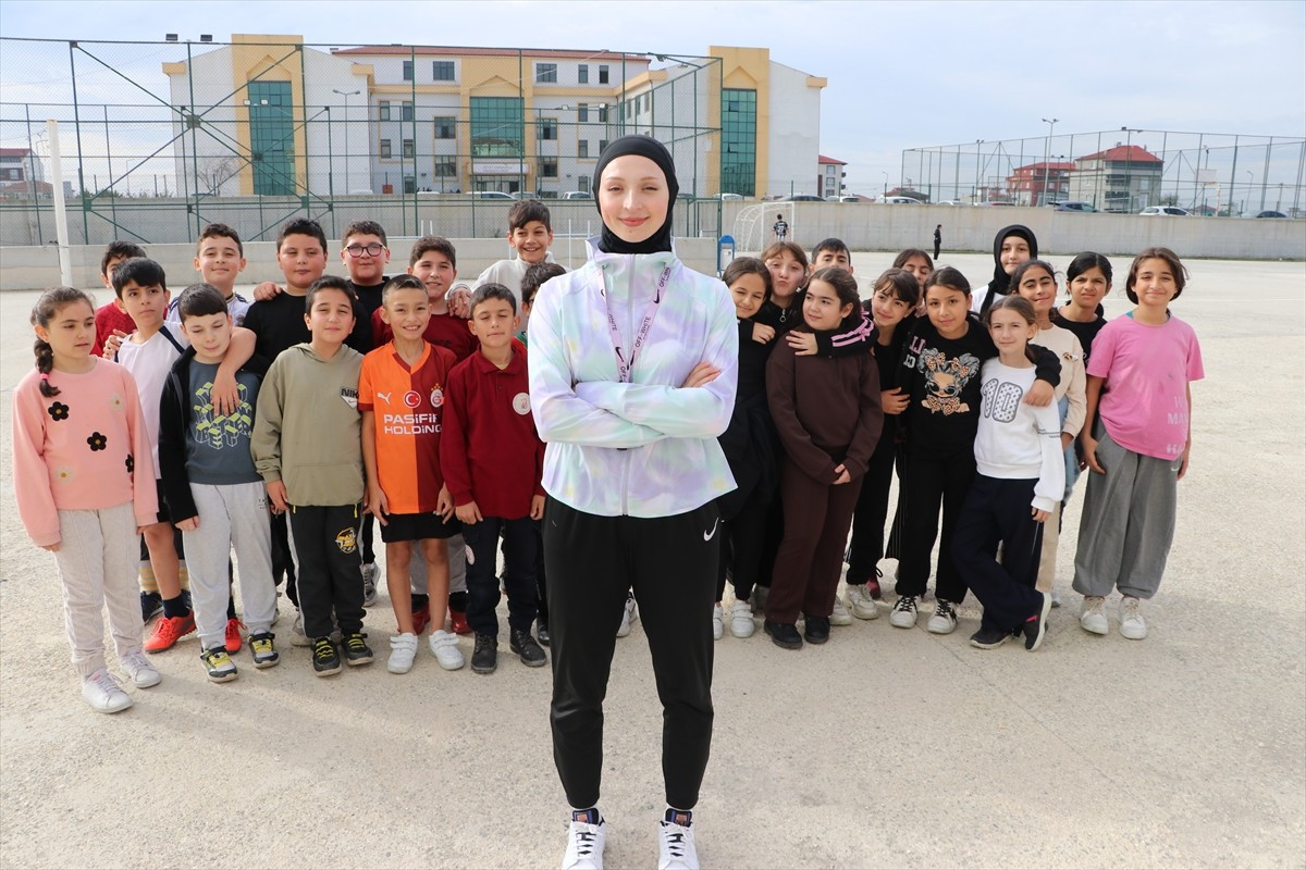 Tekirdağ'da ortaokulda beden eğitimi öğretmenliği yapan ve tekvandoda Türkiye şampiyonlukları...