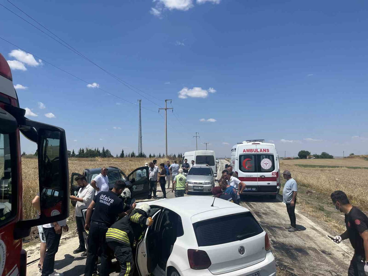 TEKİRDAĞ'DA OTOMOBİL KARŞI YÖNDEN GELEN HAFİF TİCARİ ARAÇLA KAFA KAFAYA ÇARPIŞTI, 2 KİŞİ...