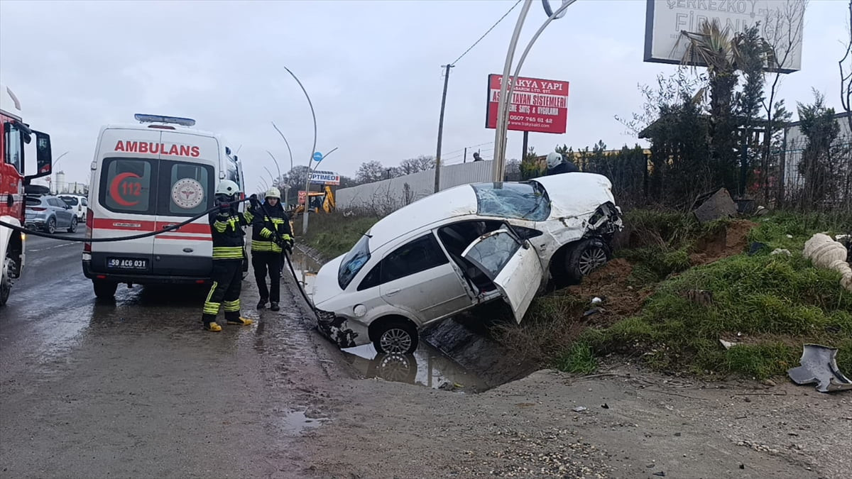 Tekirdağ'da otomobilin direğe çarpması sonucu 3 kişi yaralandı.