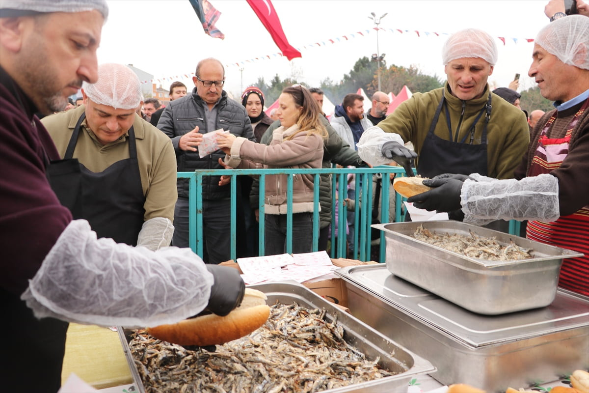 Tekirdağ'da "2. Hamsi ve Mıhlama Festivali" kapsamında vatandaşlara 3 ton hamsi dağıtıldı.