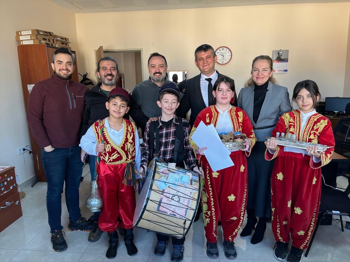 Tekirdağ'da "Maarifin Kalbinde Ramazan" temalı etkinlik kapsamında öğrenciler davul çalıp mani...