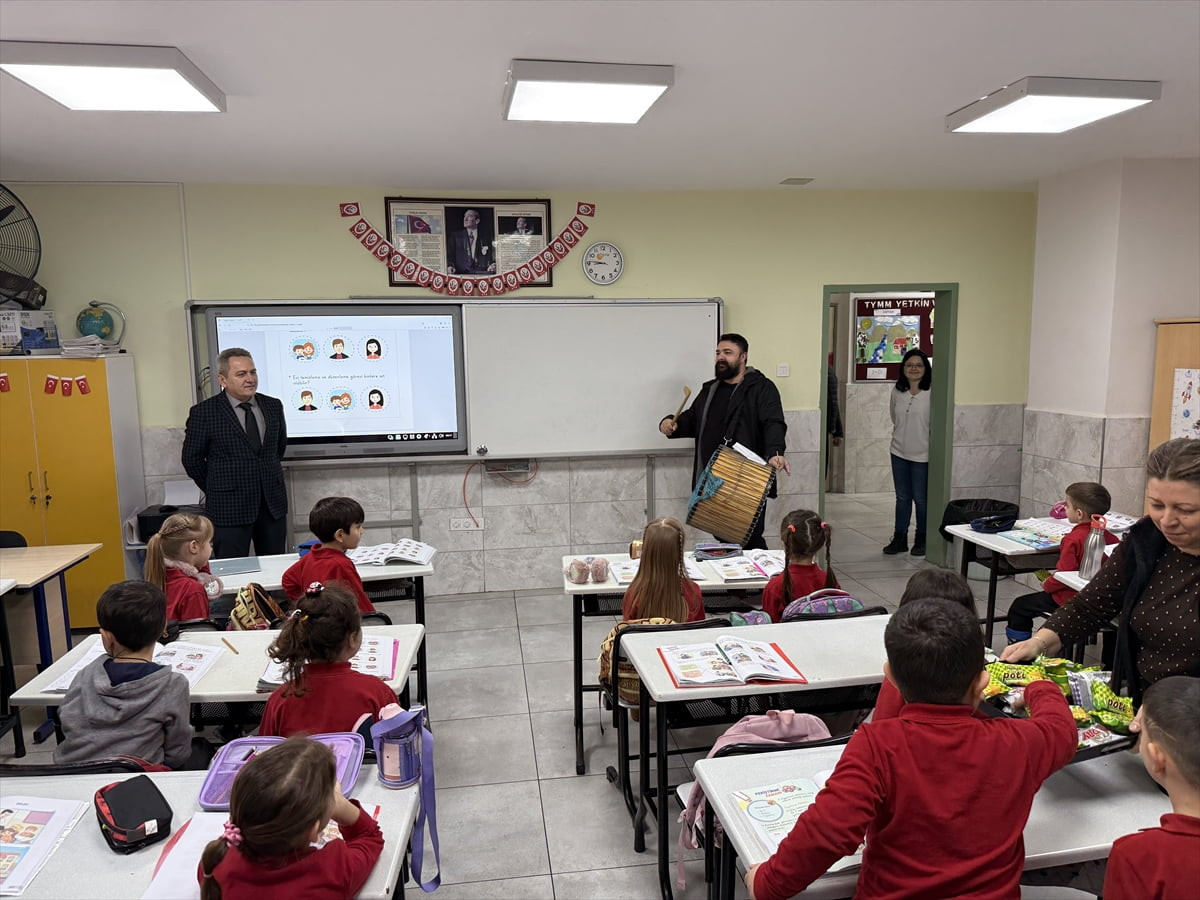 Tekirdağ'da "Maarifin Kalbinde Ramazan" temalı etkinlik kapsamında sınıflarda davul çalınıp mani...