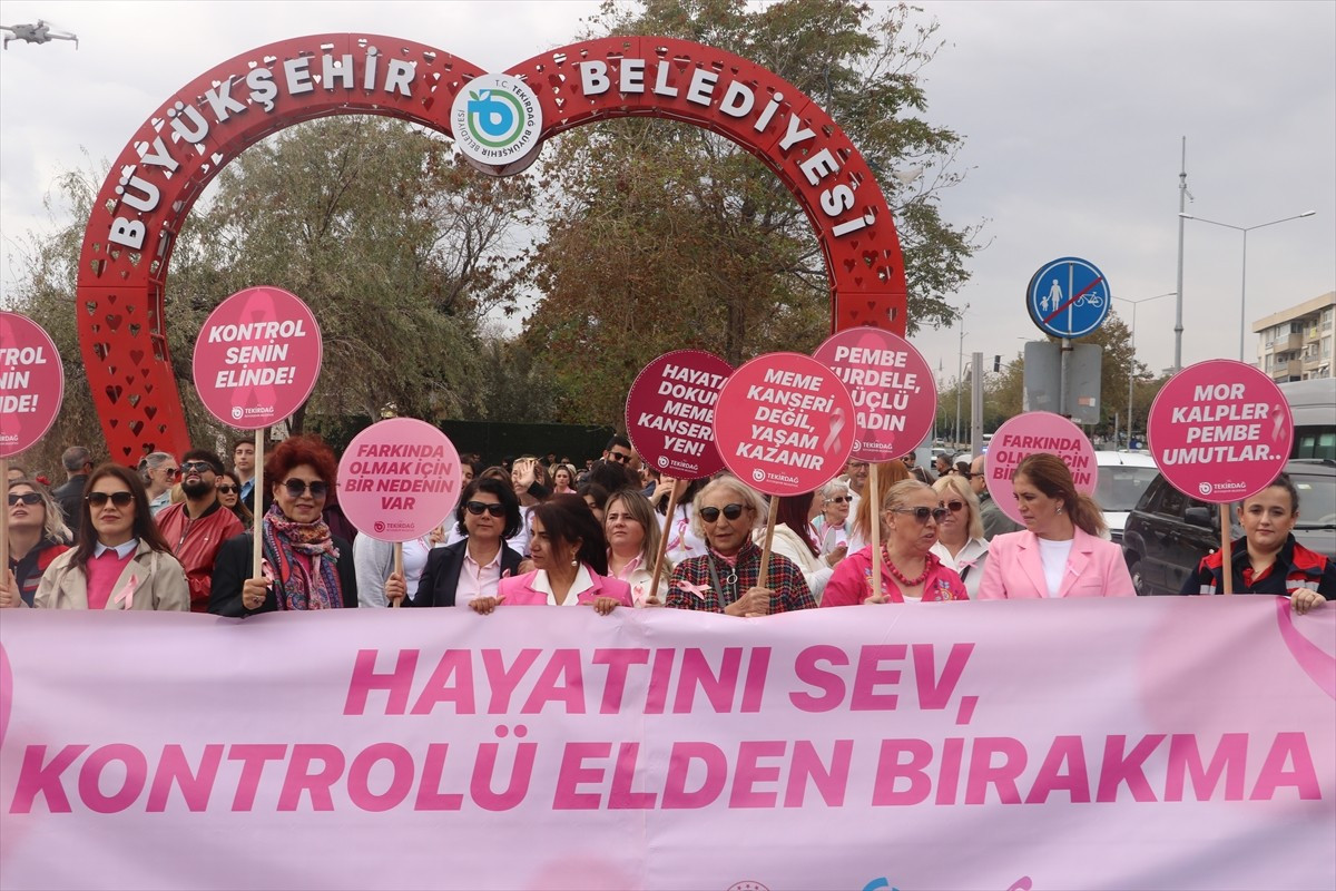 Tekirdağ'da "Meme Kanseri Farkındalık Ayı" kapsamında yürüyüş yapıldı.