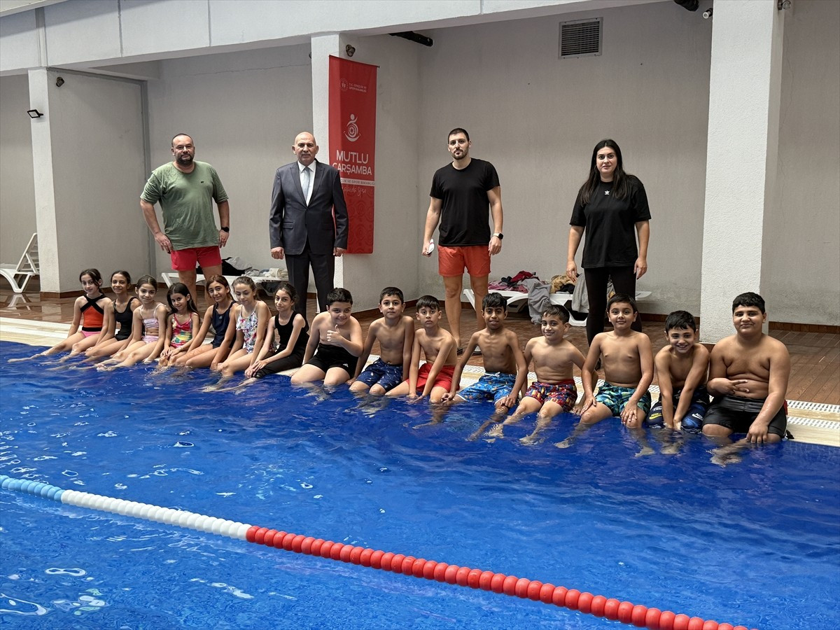 Tekirdağ'da Roman öğrenciler Gençlik ve Spor İl Müdürlüğünün kurslarında yüzme öğreniyor. Farklı...