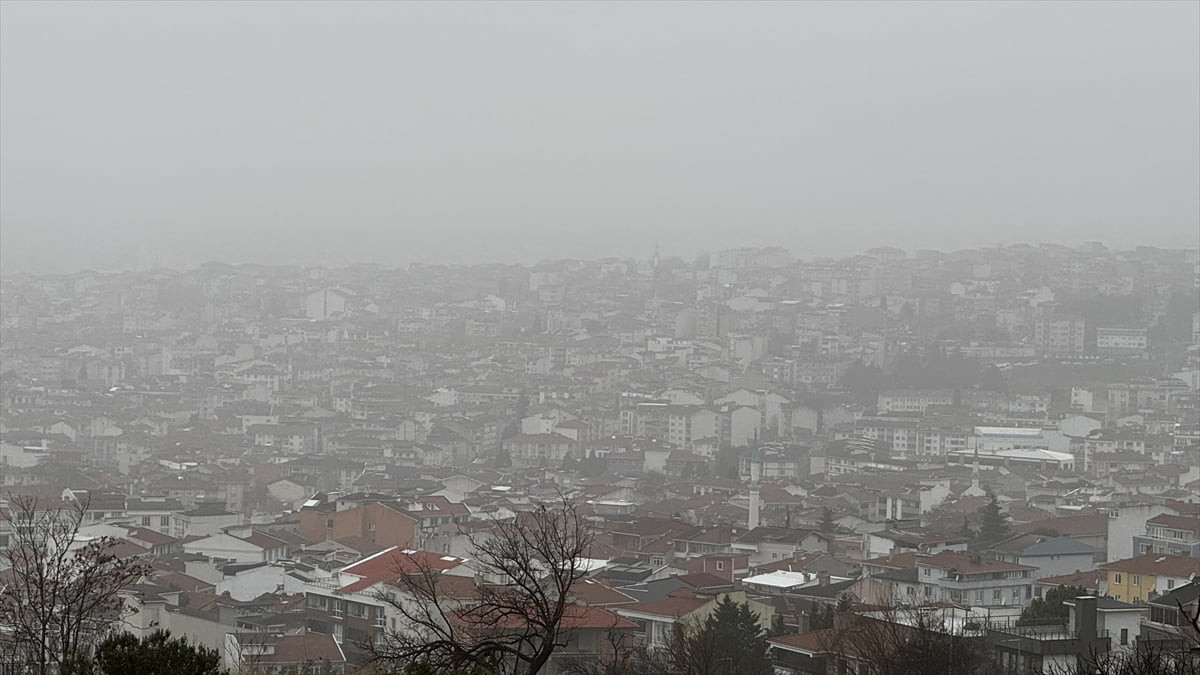 Tekirdağ'da sabah saatlerinde başlayan sis, kent genelinde etkisini artırdı; görüş mesafesi önemli...