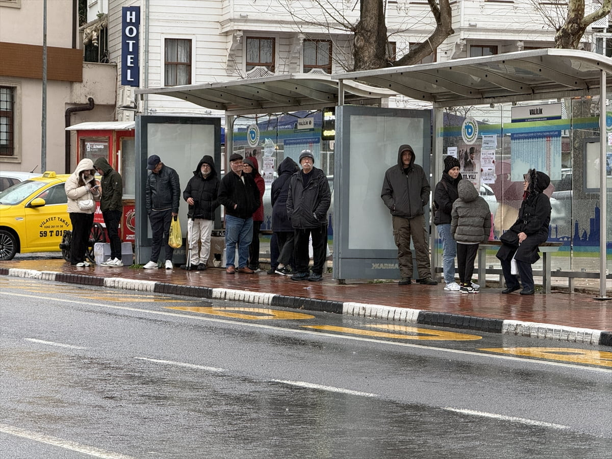 Tekirdağ'da sağanak etkili oldu. Bazı vatandaşlar otobüs durağında yağmurdan korunmaya...