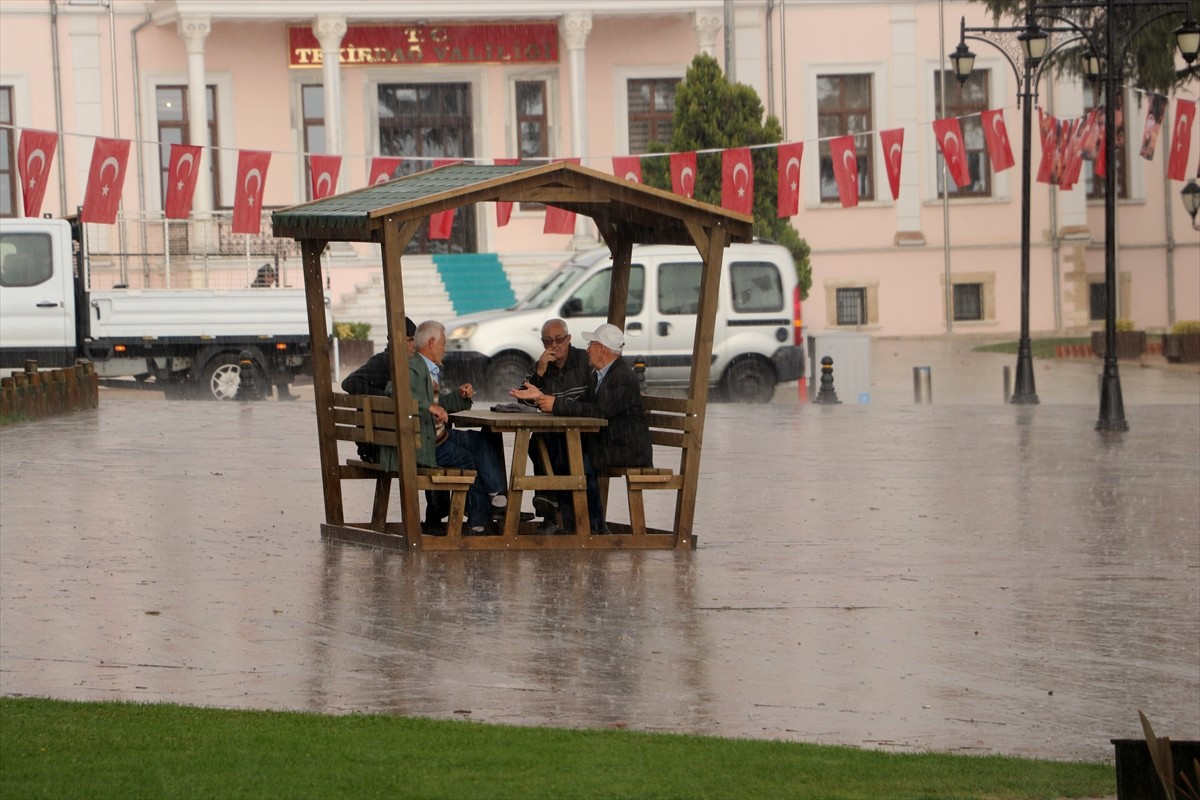 Tekirdağ'da sağanak etkili oldu. Bazı vatandaşlar, yağış sırasında bir kameriyeye...