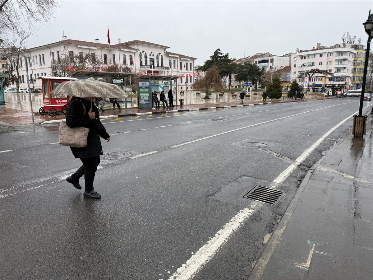 Tekirdağ'da sağanak etkili oldu. Kentte sabah başlayan sağanak, öğle saatlerinde etkisini...