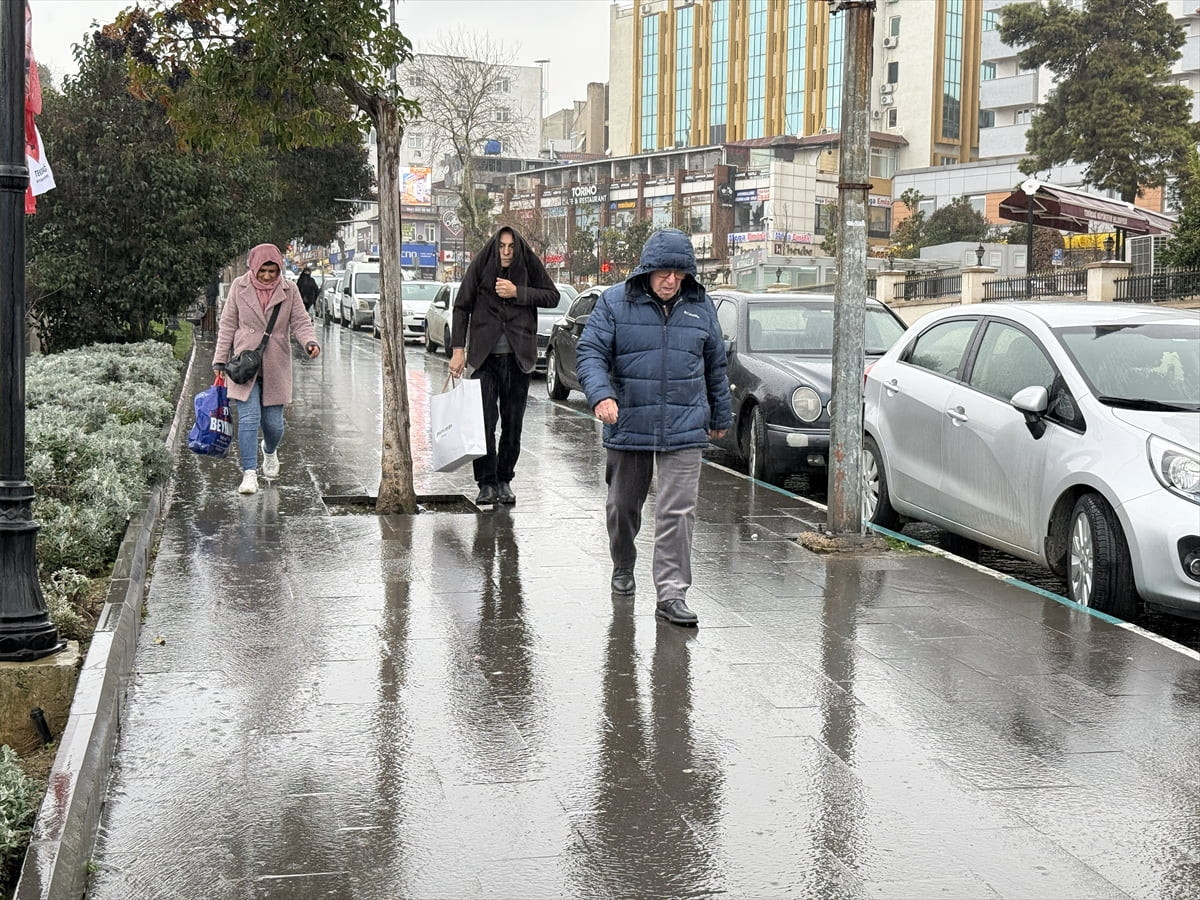 Tekirdağ'da sağanak hayatı olumsuz etkiliyor.