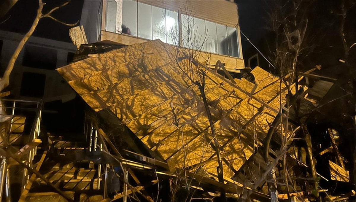 Tekirdağ'da şiddetli rüzgar nedeniyle bir iş yeri ve evin çatısı uçtu.