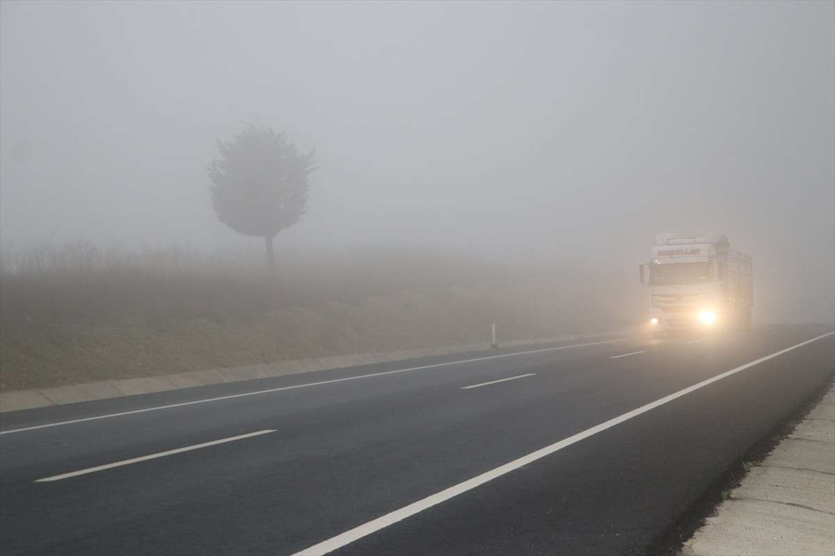 Tekirdağ'da sis nedeniyle görüş mesafesi yer yer 30 metrenin altına düştü.