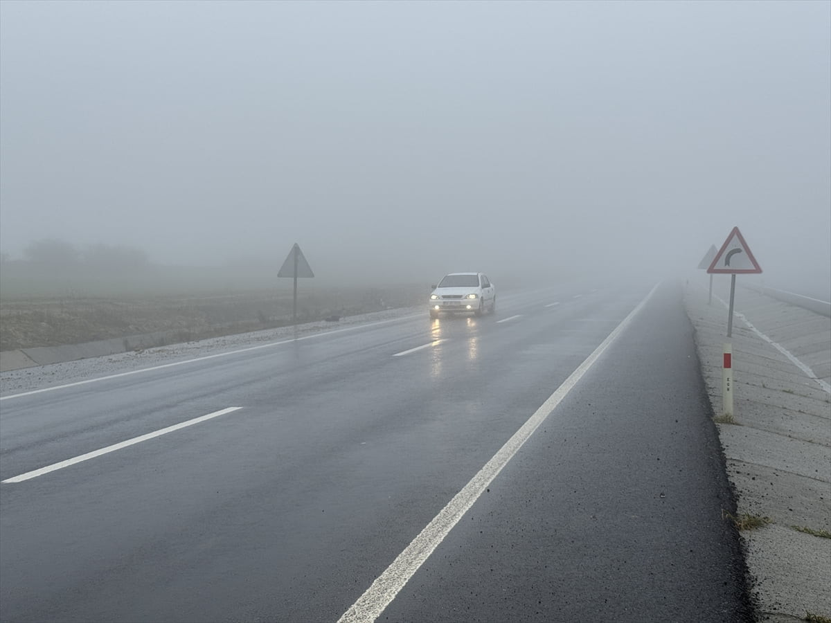 Tekirdağ'da sis nedeniyle görüş mesafesi yer yer 40 metrenin altına düştü.