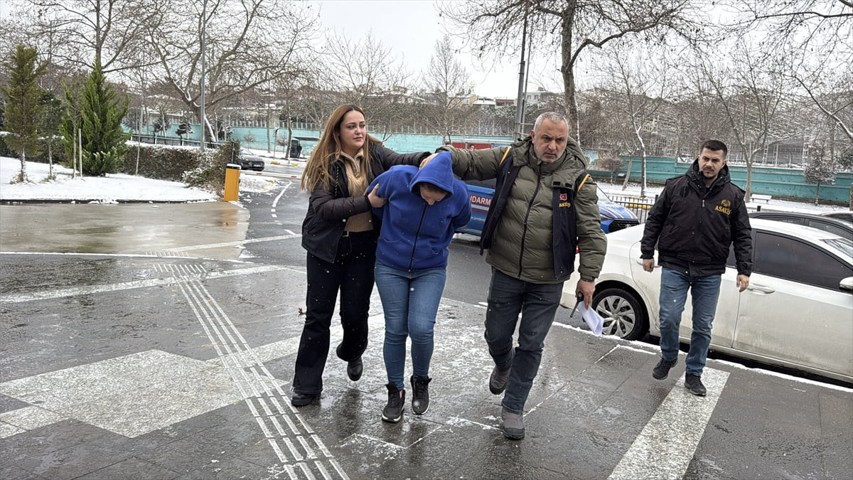 Tekirdağ'da, teyzesini öldürdüğü iddia edilen şüpheli ve eşi adliyeye sevk edildi.