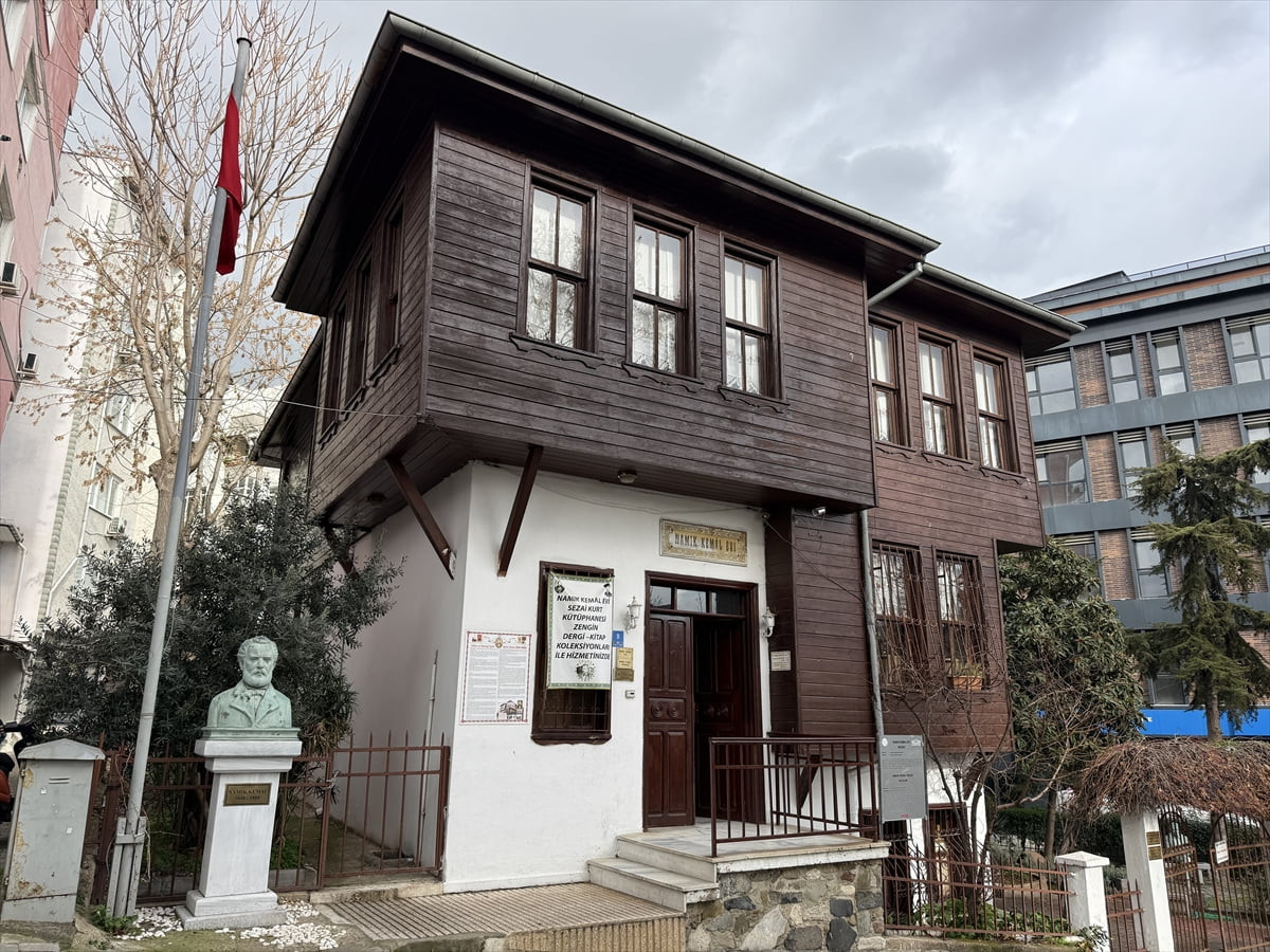 Tekirdağ'da, Türk edebiyatının "Vatan şairi" Namık Kemal'in eserleri ile vatandaşların evlerinden...